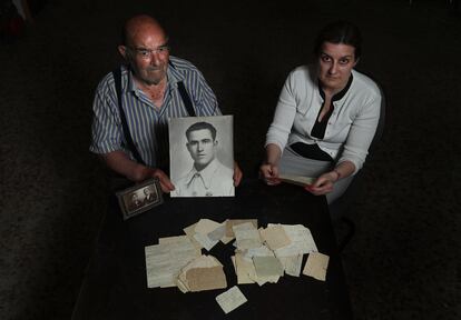 Maria Jose Bautista y su padre, Felipe Bautista, enseñan en Almagro el centenar de cartas diminutas que Santos Racionero envió escondidas, desde prisión, antes de ser fusilado. 