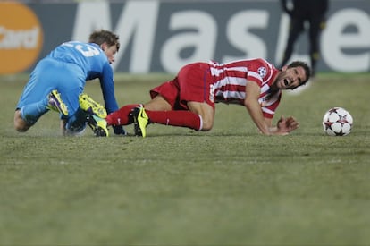 Arshavin le hace una entrada a Raul García.