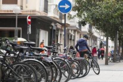 La bicicleta, llamada a ser uno de los modos de transporte urbanos del futuro, busca su sitio en ciudades que quieren ser cada vez más sostenibles, como Vitoria, donde la última regulación que afecta a la bici no ha escapado a la polémica.