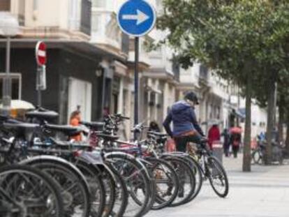 La bicicleta, llamada a ser uno de los modos de transporte urbanos del futuro, busca su sitio en ciudades que quieren ser cada vez más sostenibles, como Vitoria, donde la última regulación que afecta a la bici no ha escapado a la polémica.