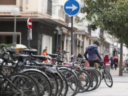 La bicicleta, llamada a ser uno de los modos de transporte urbanos del futuro, busca su sitio en ciudades que quieren ser cada vez más sostenibles, como Vitoria, donde la última regulación que afecta a la bici no ha escapado a la polémica.