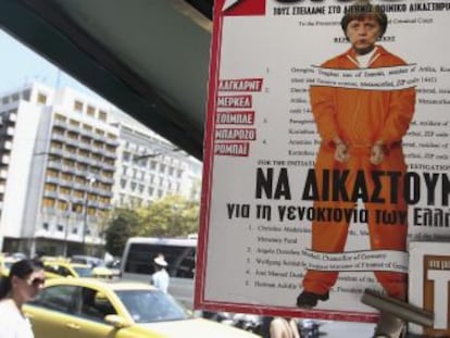 Un kiosco en Atenas, mostrando un ejemplar de la revista 'Crash' que tiene en portada a Merkel vestida de presidiaria, bajo el titular "A juicio por el genocidio de los griegos".