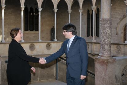 La alcaldesa de Barcelona, Ada Colau, y el presidente de la Generalitat de Cataluña, Carles Puigdemont, en una reunión en Barcelona, el 5 de febrero de 2016.