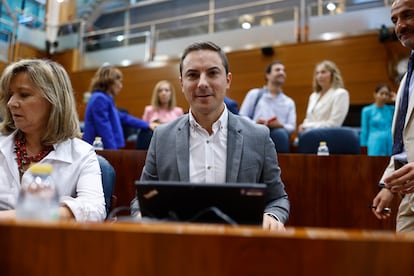 El portavoz del PSM, Juan Lobato, antes de participar en el pleno de la Asamblea de Madrid de este jueves.