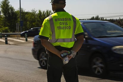 Un guardia civil de Tráfico, en una imagen de archivo.