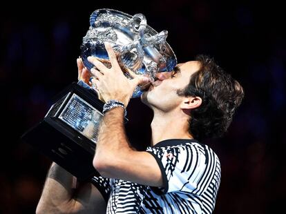 El tenista suizo Roger Federer besa el trofeo después de ganar el Open de Australia 2017.