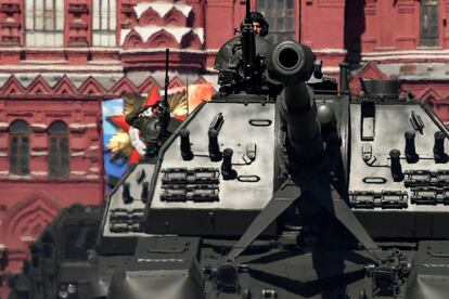Obuses autónomos de 152 mm de la Coalición-SV de Rusia desfilan por la Plaza Roja durante el desfile militar del Día de la Victoria en Moscú.