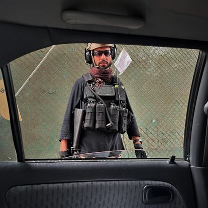 Un miembro de las fuerzas de seguridad de los talibanes, en un control cerca de una zona ministerial de Kabul.