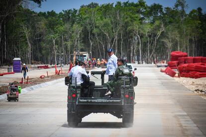 López Obrador supervisa trabajos de construcción del Ejército, en julio de 2023.