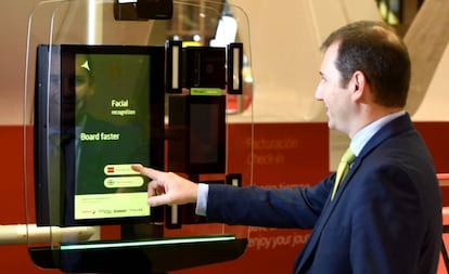 Puesto de reconocimiento facial en el área de embarque de la terminal 4 de Barajas.