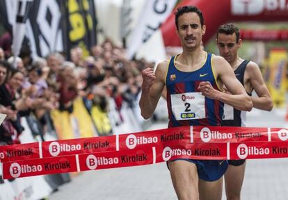 Manuel Olmedo, campeón de España de 1.500 metros en pista cubierta, cruza la meta como ganador en Bilbao.