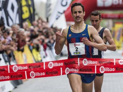 Manuel Olmedo, campeón de España de 1.500 metros en pista cubierta, cruza la meta como ganador en Bilbao.