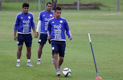 El delantero Derlis González, del Dinamo de Kiev, en una sesión de entrenamiento con la selección paraguaya en la ciudad de Ypané (30 kilómetros al sur de Asunción), junto a Darío Lezcano y Paulo da Silva. Su equipo, que venció 0-1 como visitante a Venezuela con anotación de González, prepara el partido de local contra Argentina.