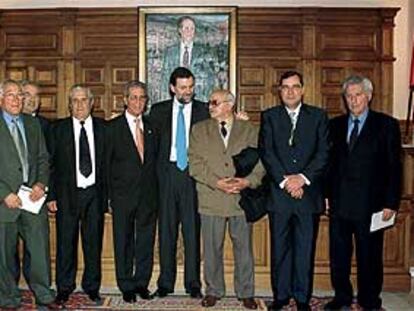 Federico Martín Bahamontes con Mariano Rajoy, entre otros compañeros de competición de la época.