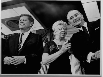 John F. Kennedy, Eleanor Roosevelt y Lyndon B. Johnson en Nueva York en 1960.