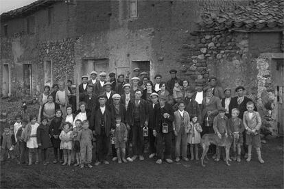 Tres generaciones de vecinos de Razbona (Guadalajara).