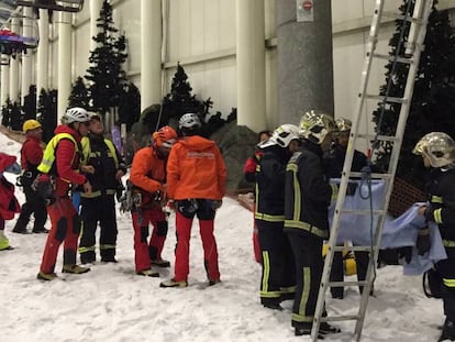 Los bomberos, durante el rescate de los atrapados en Xanadú.