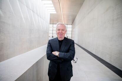 El arquitecto David Chipperfield gana el Premio Pritzker. El artífice de una arquitectura meditada, serena y precisa, que resiste el paso del tiempo y que prima el equilibrio frente a la exageración se ha alzado con el galardón, que se le resistía desde hacía años. Chipperfield, que confesó sentirse “abrumado” tras conocer el fallo, ha firmado a lo largo de más de cuatro décadas más de cien proyectos, entre los que destacan intervenciones en edificios públicos.