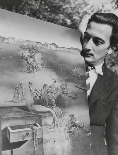 Salvador Dalí observa un dels seus quadres, en una imatge d'arxiu.