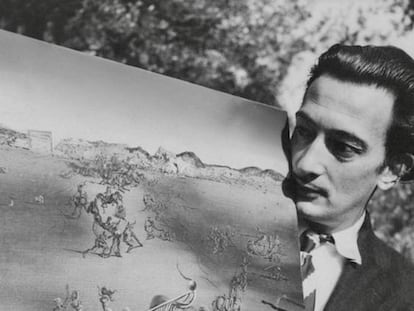 Salvador Dalí observa un dels seus quadres, en una imatge d'arxiu.