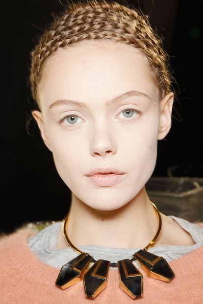 Estas filas de trenzas enroscadas alrededor de la coronilla (vistas en el desfile de Alexander McQueen) lo mismo pueden servir para colocar una peluca encima o para lucir tal cual.