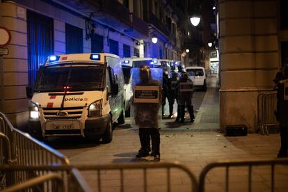 Los manifestantes de Barcelona en apoyo a Pablo Hasel se concentran ante la Jefatura de Policía de la Via Laietana.