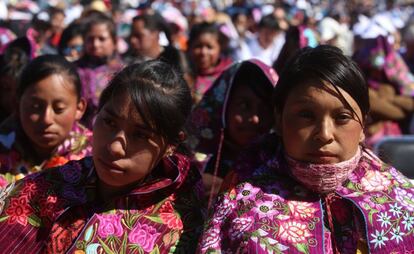 Mujeres indígenas escuchan la misa del papa Francisco.