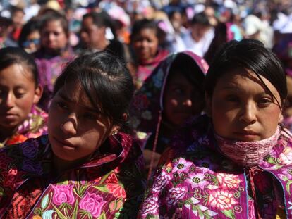 Mujeres indígenas escuchan la misa del papa Francisco.