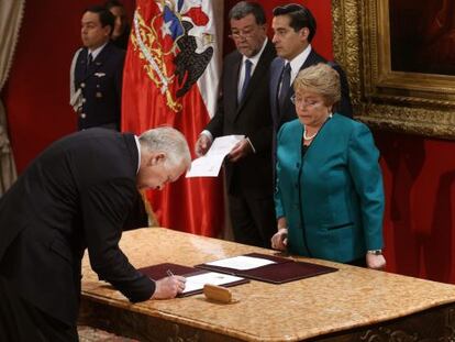 O ex-ministro de Defesa de Chile, Jorge Burgos, assina como novo ministro do Interior.