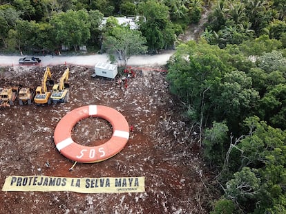 Integrantes de Greenpeace protestan contra la reanudación de las obras del Tren Maya a la altura de Playa del Carmen, en Quintana Roo, este lunes.