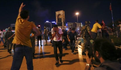 Los militares que han tomado la plaza de Taksim disparan al aire para dispersar a los seguidores de Erdogan.