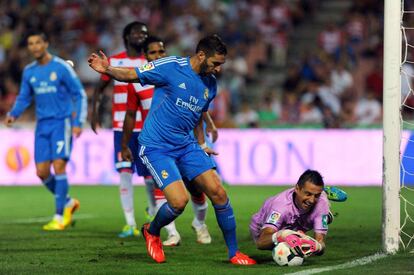 Roberto ataja el balón ante Benzema.