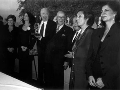 José Manuel Lara, junto a Ángeles Caso (izquierda), Camilo José Cela, Jordi Pujol, María Teresa Bosch y Carmen Alborch, durante la entrega del Premio Planeta 1994.