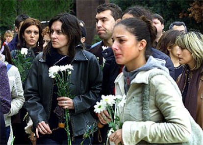 Amigos y compañeros de Ronny Tapias, ayer, en el tanatorio de Collserola, antes de asistir al funeral.