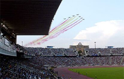 Siete cazas del Ejército trazaron en el cielo de Barcelona los colores de la<i> senyera </i>y de la bandera española.