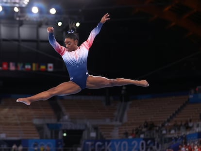 La gimnasta  estadounidense Simone Biles durante la final de barra en los Juegos Olímpicos de Tokio