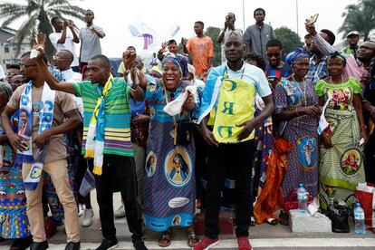 Un grupo de personas celebra la llegada del Papa a África. 