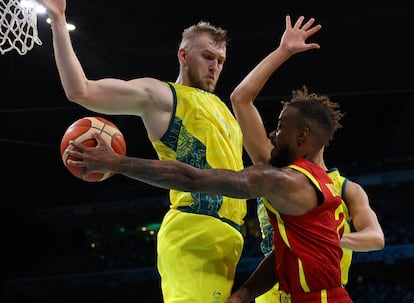 El jugador Australiano Jock Landale (izquierda) tapona la canasta a Lorenzo Brown, el 27 de julio. 