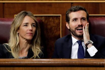 Pablo Casado y Cayetana Álvarez de Toledo, durante el discurso de Pedro Sánchez.