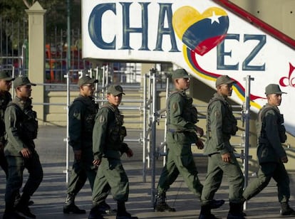 Un grupo de soldados llegan a un colegio electoral en Caracas.