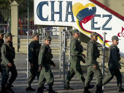 Un grupo de soldados llegan a un colegio electoral en Caracas.