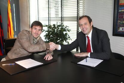 07/02/13. Sandro Rosell y Leo Messi firman el nuevo contrato del argentino.