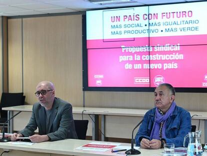 Los secretarios generales de CCOO, Unai Sordo (izquierda), y UGT, Pepe Álvarez durante la rueda de prensa de hoy.