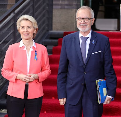 La presidenta de la Comisión, Ursula von der Leyen, y el presidente del Banco Europeo de Inversiones, Werner Hoyer, en octubre en Berlín.
