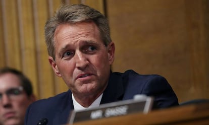 O senador Jeff Flake, do Arizona, ouve Kavanaugh no Senado, nesta quinta-feira.