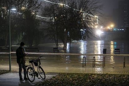 Decenas de efectivos de Protección Civil de Zaragoza cerraron el lunes el Parque del Agua, el Parque Deportivo Ebro, la pasarela del Voluntariado y el parque de Macanaz, ya que el agua anegó estas zonas. En la imagen, crecida del río Ebro a su paso por Zaragoza, este lunes.