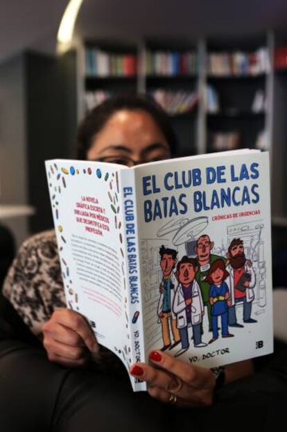 Una mujer lee 'El club de las batas blancas'.