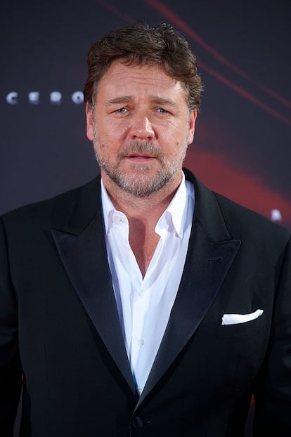 RUSSELL CROWE CONTRA GEORGE CLOONEY. Clooney reveló una fuerte salida de tono por parte de Russell Crowe en una entrevista para Esquire.

Según Clooney, Crowe le había mandado una serie de poemas como disculpa por haberle insultado. “Crowe quería pelea conmigo. Empezó sin ningún motivo, diciendo que actores como yo, Harrison Ford y Robert de Niro éramos unos vendidos”. Como respuesta Clooney se burló de la banda del otro actor, lo que cabreó muchísimo a Crowe, quien le pregunto si se creía Frank Sinatra. Parece que a día de hoy han conseguido calmar las aguas.