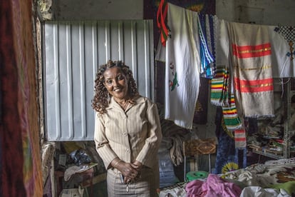 La directora del centro, Tesfalem Abera, en la pequeña tienda donde ofrecen al visitante todos sus productos. “La mayoría de nuestras mujeres se han quedado solas, sin formación y con niños a su cargo. Al portar el VIH les sería difícil encontrar un trabajo y muy costoso aprenderlo. Aquí les brindamos un oficio en el que asegurarse su futuro con total independencia”. En la asociación Plougshare Women Crafts Training Center se está ayudando a mujeres enfermas o viudas que han perdido a sus maridos por el VIH reavivando las tradiciones locales de alfarería, tejido y cestería tradicional dando formación a 43 mujeres para lograr su independencia económica, mitigando así el impacto social del VIH.