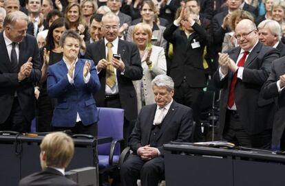 Joachim Gauck recibe el reconocimiento de los parlamentarios en el Bundestag, despu&eacute;s de ser elegido hoy presidente de Alemania.